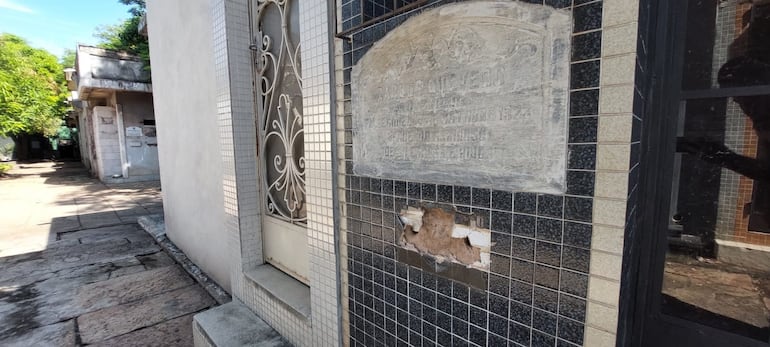Otro panteón saqueado en la zona del acceso principal al cementerio de la Recoleta.