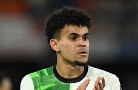 Liverpool's Colombian midfielder #07 Luis Diaz applauds the fans following the English Premier League football match between Luton Town and Liverpool at Kenilworth Road in Luton, north of London on November 5, 2023. (Photo by JUSTIN TALLIS / AFP) / RESTRICTED TO EDITORIAL USE. No use with unauthorized audio, video, data, fixture lists, club/league logos or 'live' services. Online in-match use limited to 120 images. An additional 40 images may be used in extra time. No video emulation. Social media in-match use limited to 120 images. An additional 40 images may be used in extra time. No use in betting publications, games or single club/league/player publications. /