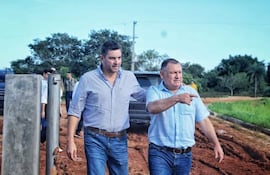 El vicepresidente Pedro Alliana junto al gobernador de Ñeembucú, Víctor Hugo Fornerón.