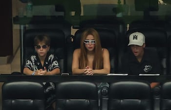 La cantante colombiana Shakira y sus hijos asistieron al partido del Mundial 2026 entre Argentina y Austria, ayer lunes en Arlington, Texas. (EFE/Carlos Ramirez)