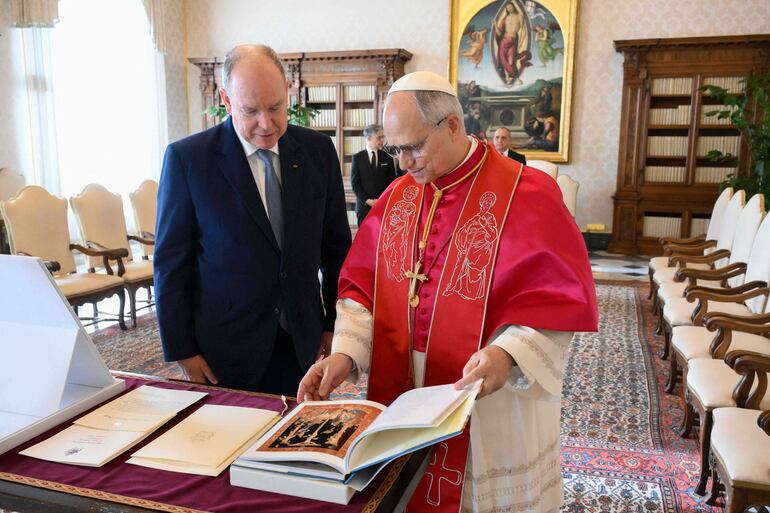 El Papa León XIV intercambia regalos con el Príncipe Alberto II de Mónaco durante su encuentro en el Vaticano. (Mario Tomassetti / VATICAN MEDIA / AFP) 