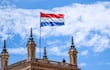 Imagen de una bandera de Paraguay, ondeando en un mástil del Palacio de Gobierno.