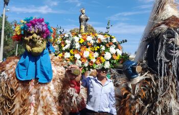 Los promeseros guaikurues llevan en andas la imagen de San Francisco Solano, protector de la compañía Minas, Emboscada. Esta mañana harán el ritual del Guaikuru Ñemonde en honor del patrono espiritual.