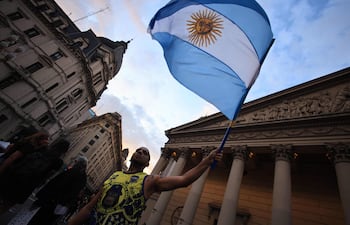 Un manifestante ondea una bandera argentina durante la "Marcha de la Indignación" contra las políticas del presidente argentino Javier Milei, desde la Plaza del Congreso hasta la Plaza de Mayo en Buenos Aires, el 19 de septiembre de 2026.