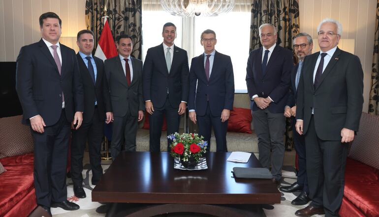 Encuentro de Santiago Peña con Alberto Núñez Feijóo, presidente del Partido Popular de España.