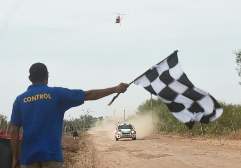 El Toyota Etios R5 de Alejandro Galanti y Marcelo Toyotoshi culminando el Rally del Chaco 2022.
