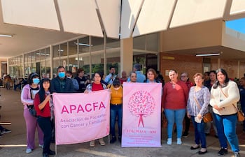 Pacientes con cáncer durante una protesta en la sede del Incan.