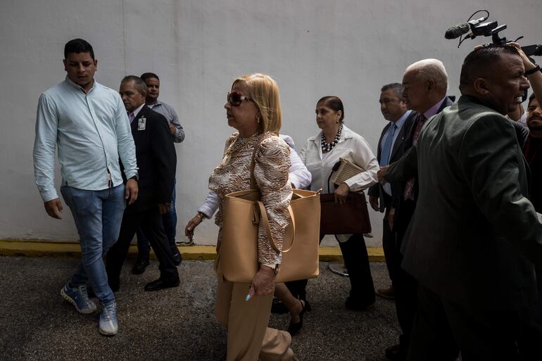 La vicepresidenta de la Comisión Nacional de Primarias (CNP) de Venezuela, Mildred Camero (C), asiste a la sede principal del Ministerio Público, en Caracas (Venezuela). 
