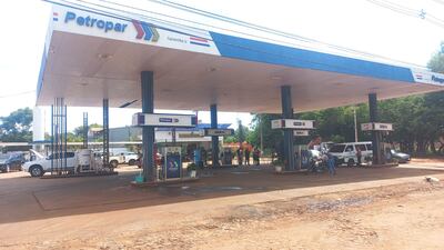 Los delincuentes llegaron a la gasolinera en una motocicleta para perpetrar el asalto.