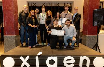 Los ganadores de Oxígeno Feria de Arte posan tras la ceremonia de clausura del evento celebrado en el Centro Cultural del Puerto de Asunción.