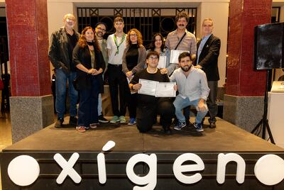 Los ganadores de Oxígeno Feria de Arte posan tras la ceremonia de clausura del evento celebrado en el Centro Cultural del Puerto de Asunción.