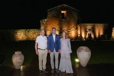 El príncipe Alberto II de Mónaco (i), el presidente de Paraguay, Santiago Peña (c) y la primera dama de Paraguay, Leticia Ocampos posando durante una cena ofrecida al príncipe Alberto II de Mónaco (i) en las reducciones jesuíticas de Santísima Trinidad este martes, en Trinidad (Paraguay).