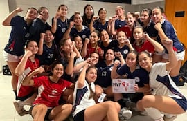 Las cadetes de la selección paraguaya celebran la conquista del cetro en el Sudamericano que se desarrolló en el Parque Olímpico, en ambas ramas.