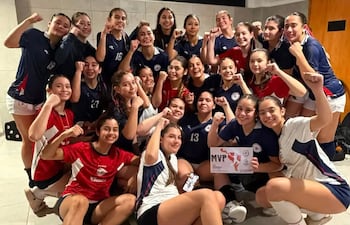 Las cadetes de la selección paraguaya celebran la conquista del cetro en el Sudamericano que se desarrolló en el Parque Olímpico, en ambas ramas.