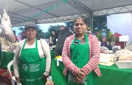 Mujeres de varias comunidades indígenas vendieron sus productos en la feria de la Costanera.