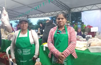 Mujeres de varias comunidades indígenas vendieron sus productos en la feria de la Costanera.