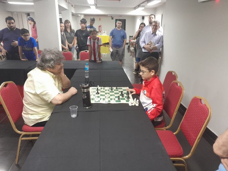 El GM Zenón Franco en la partida con el chiquito Enzo Viñales (10), a quien el maestro califica del mayor talento que vio en los últimos tiempos en nuestro país.