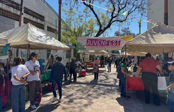 Activa participación en la feria de la Juvenfest por la educación sexual integral, en la peatonal de San Lorenzo.