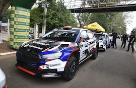 Así formaban fila los últimos autos de la categoría principal (CO, Rally2), momento en el que empezaron a caer las primeras gotas en Villarrica.