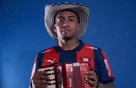 El extremo colombiano, Harold Santiago Mosquera Caicedo (30 años), nuevo fichaje de Cerro Porteño, en el momento de su presentación, con acordeón en mano.