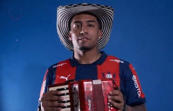 El extremo colombiano, Harold Santiago Mosquera Caicedo (30 años), nuevo fichaje de Cerro Porteño, en el momento de su presentación, con acordeón en mano.