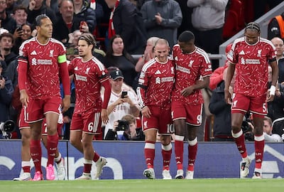 Alexis Mac Allister, del Liverpool, lo celebra con sus compañeros tras marcar el segundo gol de su equipo durante el partido de la fase de liga de la Liga de Campeones de la UEFA ante el Atlético de Madrid, en Liverpool, Reino Unido.