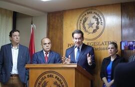 Orlando Penner rodeado de cartistas.