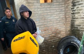 Jesús Gabriel Roa González (20), alias Kapeluki, jugador y aguatero del club Boquerón del barrio San Pablo siendo trasladado al Dpto. de Judiales de la Policía Nacional.