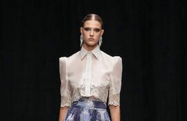 El dúo malayo de diseñadores Rizman Ruzaini inauguró la muestra de moda con su colección SS25, «Mustika».