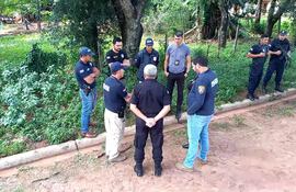 Efectivos policiales tras el allanamiento con resultado negativo en la ciudad de Santa Rosa, Misiones, en el marco de la investigación del homicidio del empresario ignaciano.