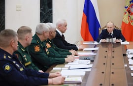El presidente de Rusia, Vladimir Putin (d) junto a militares que dirgen la "operación militar especial" contra territorio ucraniano.