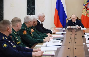 El presidente de Rusia, Vladimir Putin (d) junto a militares que dirgen la "operación militar especial" contra territorio ucraniano.