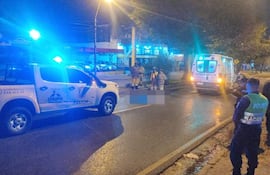Un hombre murió tras ser arrollado por un automóvil en Asunción, mientras que emergencias atendieron la situación.