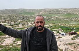 SUSIYA (CISJORDANIA), 17/02/2026.- El codirector palestino del documental 'No Other Land' (Óscar a mejor documental 2025), Hamdan Ballal (en la imagen), denunció este martes frente a la puerta de su casa en la aldea de Susiya, sur de Cisjordania ocupada, que los colonos ya no solo le atacan a él sino también a su familia. EFE/Magda Gibelli