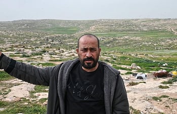 SUSIYA (CISJORDANIA), 17/02/2026.- El codirector palestino del documental 'No Other Land' (Óscar a mejor documental 2025), Hamdan Ballal (en la imagen), denunció este martes frente a la puerta de su casa en la aldea de Susiya, sur de Cisjordania ocupada, que los colonos ya no solo le atacan a él sino también a su familia. EFE/Magda Gibelli