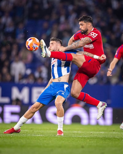 Salto acrobático del paraguayo Omar Alderete para despejar el balón ante un jugador del Espanyol (Foto gentileza de Getafe).