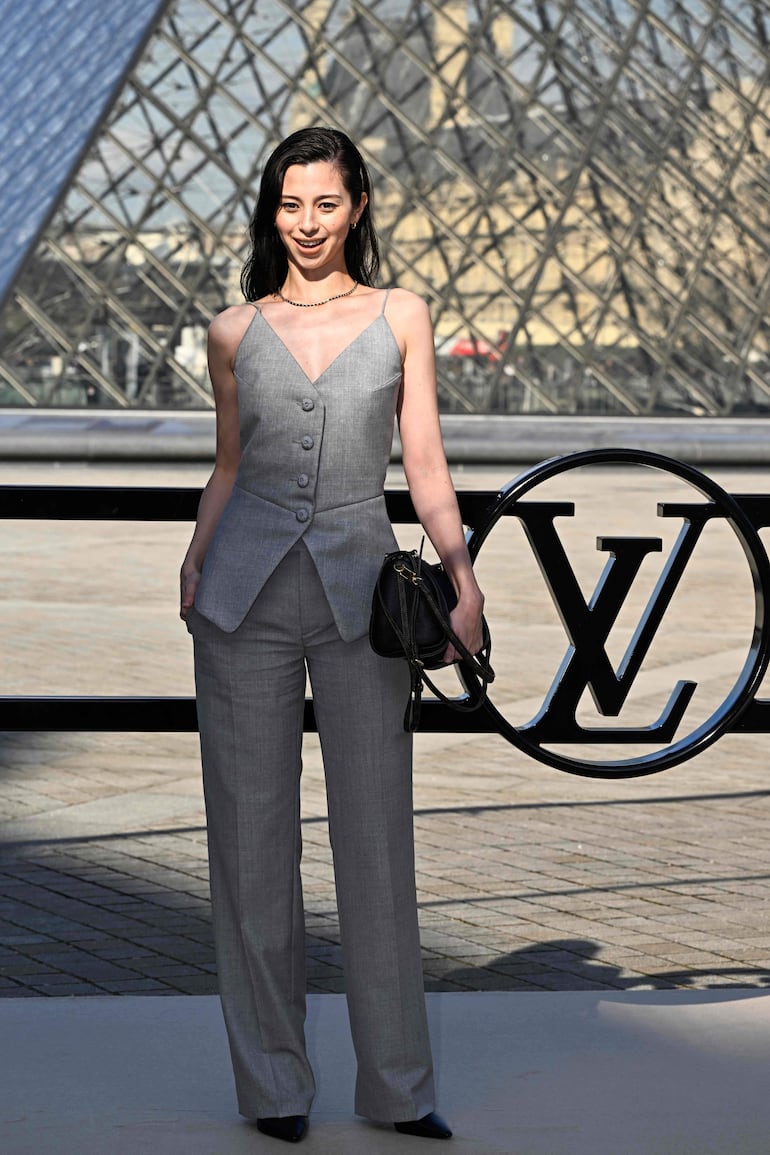 La actriz japonesa Ayami Nakajo a su llegada al Museo del Louvre para ver el desfile de Louis Vuitton. (JULIEN DE ROSA / AFP)