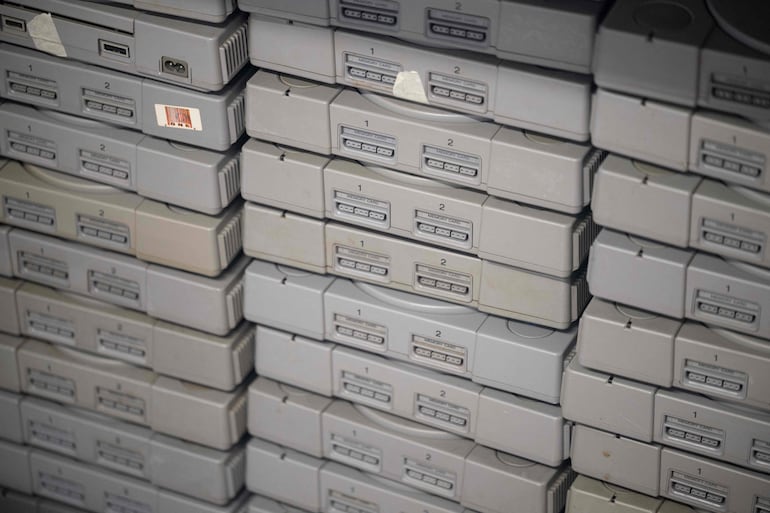 Consolas de videojuegos Sony PlayStation apiladas en la sede de RetroSix, en Stoke-on-Trent, Inglaterra, el 1 de abril de 2025.