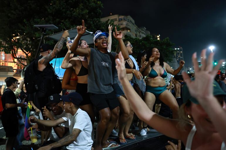 La fiesta ya se apoderó de las calles de Río de Janeiro en la previa al show que ofrecerá esta noche la cantante Shakira.
