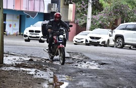 Festival de cráteres en la calle Sargento Gauto esquina Venezuela, Asunción