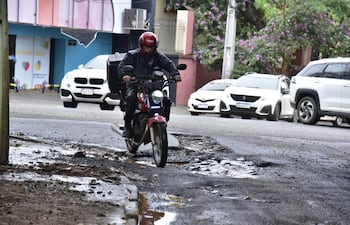 Festival de cráteres en la calle Sargento Gauto esquina Venezuela, Asunción