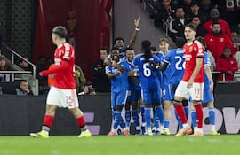 Vinícius Júnior, del Real Madrid, celebra con sus compañeros tras anotar un gol durante el partido de fútbol de la UEFA Champions League entre el Benfica y el Real Madrid, en Lisboa, Portugal.