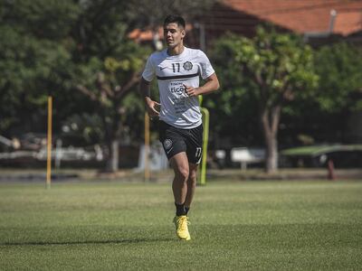 Matías Facundo Almeida Martínez (18 años), delantero que retorna a Olimpia.