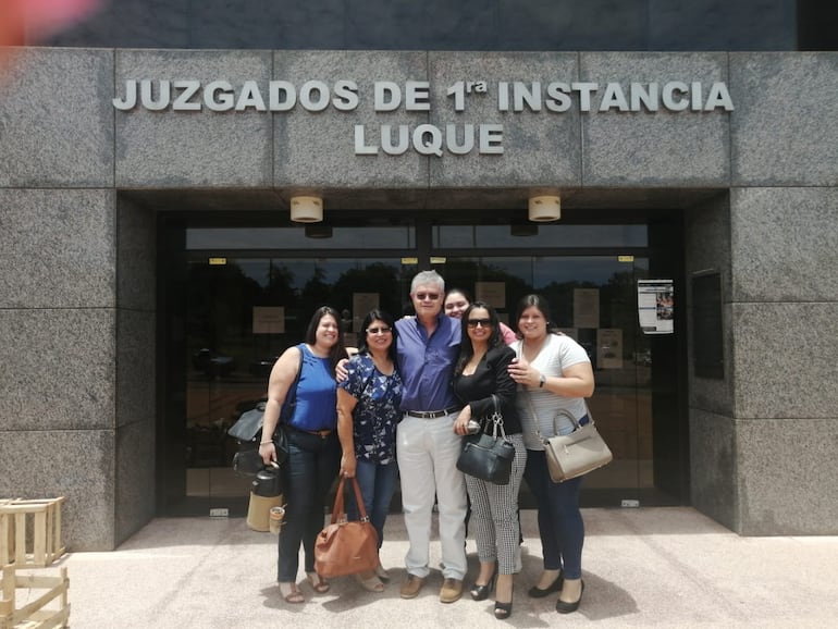 Miguel Britos Villalba festejando con familiares y empleados luego de ser absuelto.