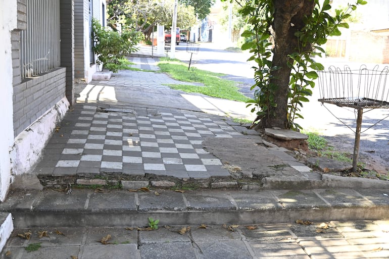 Veredas con desnivel y sin rampas dificultan el paso de personas con discapacidad o con carritos de bebé.