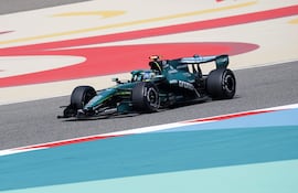 El Aston Martin del piloto español Fernando Alonso rodanto en el circuito de Baréin, en la sesión de entrenamientos de pretemporada de la Fórmula 1.