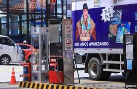 Fotografía que muestra un vehículo con la imagen del presidente de Bolivia, Luis Arce, en una estación de servicio, en La Paz (Bolivia).