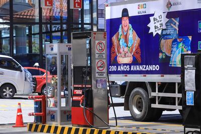 Fotografía que muestra un vehículo con la imagen del presidente de Bolivia, Luis Arce, en una estación de servicio, en La Paz (Bolivia).