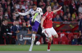 Ezri Konsa (izq.), del Aston Villa, y Chris Wood (der.), del Nottingham Forest, en acción durante el partido de ida de las semifinales de la UEFA Europa League entre el Nottingham Forest y el Aston Villa, en Nottingham, Gran Bretaña.