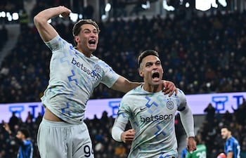 Lautaro Martínez (derecha), del Inter, celebra con Francesco Pio Esposito, también del Inter, tras marcar el gol del 0-1 durante el partido de fútbol de la Serie A italiana entre el Atalanta BC y el FC Internazionale en Bérgamo, Italia.